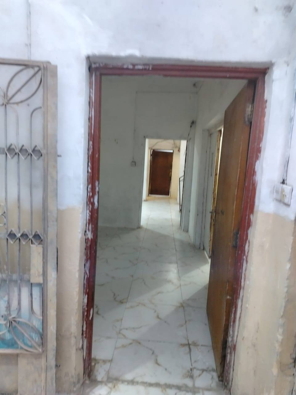 السلام عليكم بيت للايجار ٢٠٠ متر طابقين ٤٥٠ الف ٤ غرف نوم ومطبخ واستقبال وصاله وحيات وطارمه حي الميلاد قرب شارع مزرعه سيد علي قرب المدارس ***********
