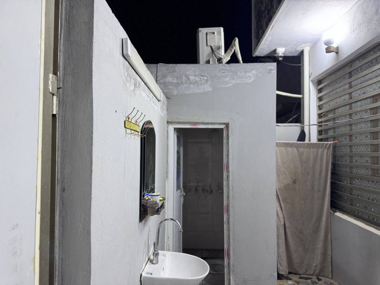 عقار للبيع مساحه 130متر في منطقة 10بناء جديد طابقين السعر 195مع المجال 
مراجعة مكتب أنوار المكرمة أو الاتصال على الرقم التالي ***********
@
