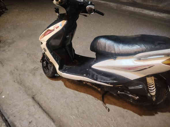 سلام عليكم،سكنس نثية ياباني 140 الدراجة كامله ناحية مكينة وكهربائيات كلشي شغال بيها عدا واير بانزين مكطوع ،نقصها سبايدر وبيها كسر بل كفر جاي اطلعها من الباب وانكلبت للمراوس فقط ويه ثعلب لو جي تي ار ***********
