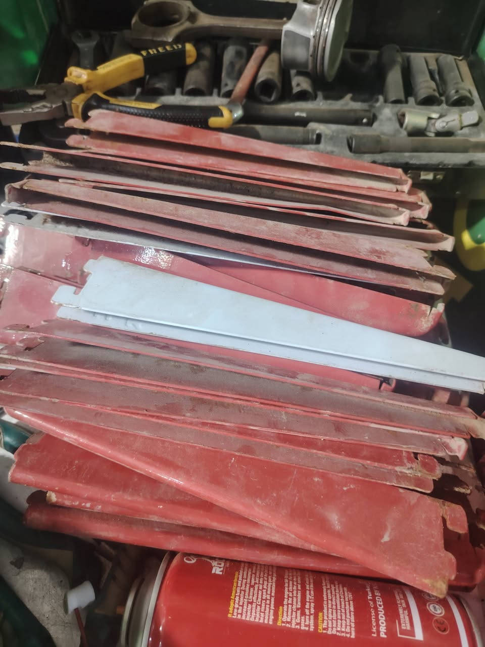 رفوف حديد طول 10 امتار رتفاع مترين ونص انضاف مابيهن كل مشاكل ابيعهن شلع قيمهن وخذهن عنواني حي جزيره ***********
