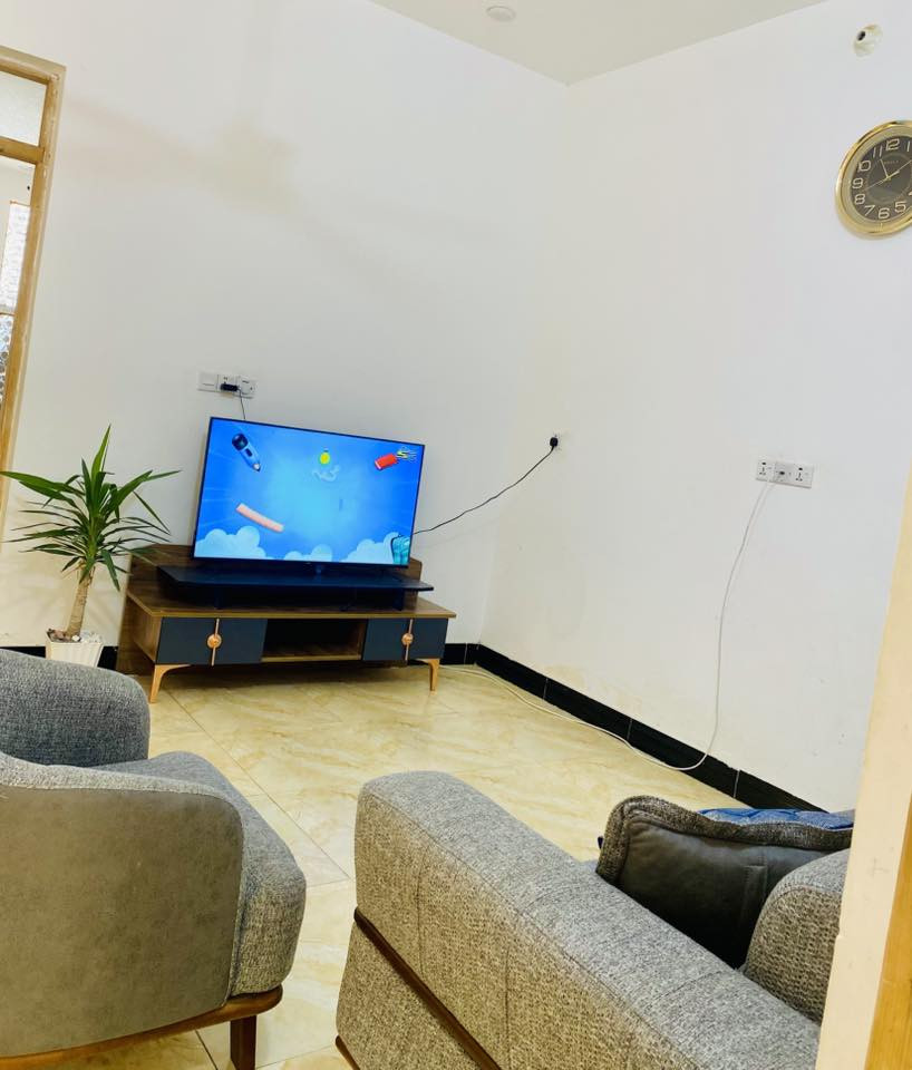 السلام عليكم بيت ١٥٠ زراعي
بالكرادة بناء حديث ومرتب 
غرفة نوم واستقبال كبير وصالة ومطبخ وصحيات داخلية وخارجية وبيتونه
يباع مع الكاونتر
السعر مناسب جدا *********** صاحب البيت
