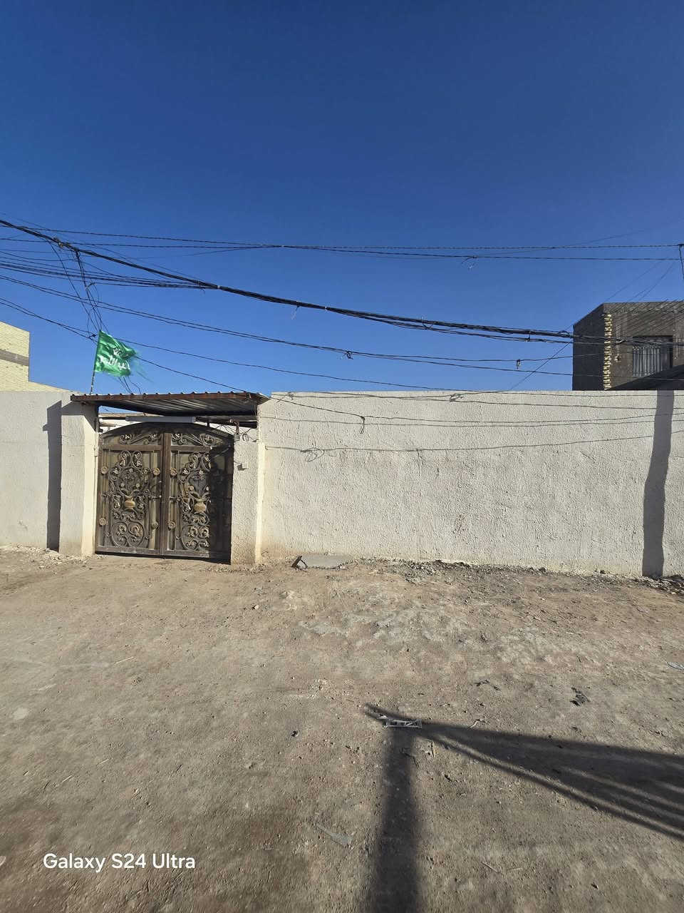 بيت لبيع بشارع المطار الجديد بشارع الحوزه مكانه مرتب المساحه ٢٦٠متر يحتوي على غرفه وصاله ومطبخ وستقبال وحديقه وطارمه وصحيات ومكشوفه السعر ٥٥ وبي مجال ومعزول منه ٦٠متر هيكل غرفه وصاله ومطبخ متر صاعد بناء للستفسار ***********
