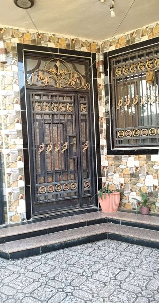 بيت للبيع شارع 80 طريق شريفه الجديد زراعي سند25 المساحه 150طابقين بي اربع غرف نوم ومطبخ وهول وصاله وحمام فوك وجوه اي استفسار الاتصال ٠***********
