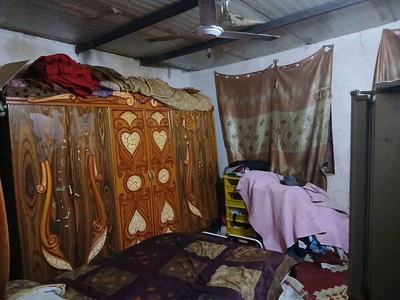 السلام عليكم
بيت للبيع مساحه البيت 60 متر زراعي يحتوي على استقبال وغرفه نوم ومطبخ وترك خلف الغرفه وصحيات السقف سندويج  مكان البيت محموديه  شارع الاثل قرب ملعب اسود الرافدين للاستفسار الاتصال على الرقم ***********
