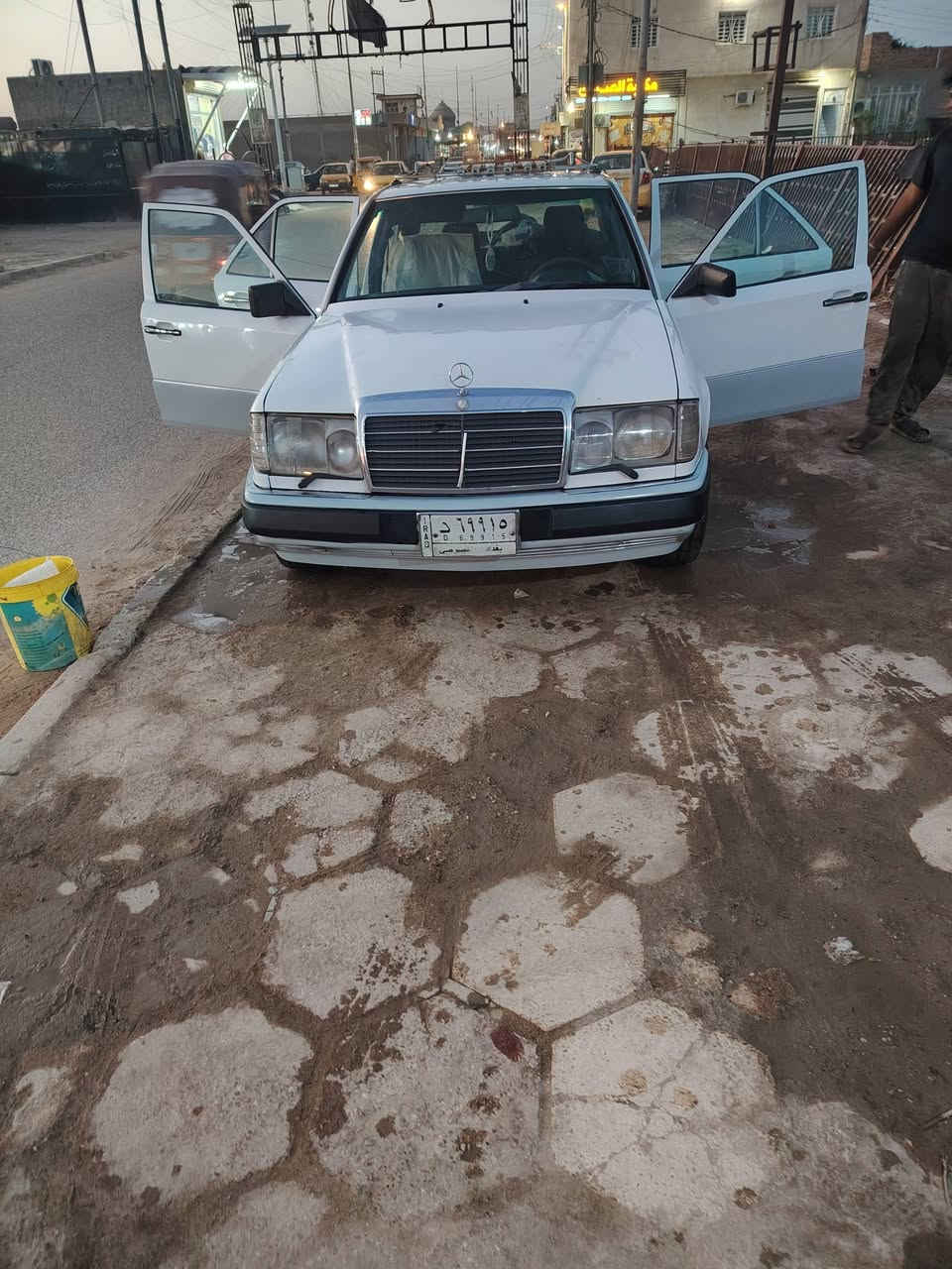 السلام عليكم سياره مارسدس دب موديل ١٩٨٩
مكينه وكير محور 2500 
حداديه جديده 
كهرباىيات كلها شغاله كشنات تحكم كهربائي 
جام كهربائي كله شغال 
راعيها يمي عندي وكالة عامه باسمي 
*********** بي واتساب سعره ٤٥
