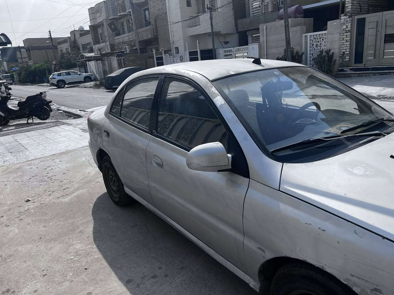 السلام عليكم للبيع فقط 
كيا ريو خليجي 2004 سياره جاهزة من كل النواحي كهربائيات كلها شغاله باتري جديد تخم تاير جديد كير محرك بدون تبخير داخلها جدا نضيف كما موضح بصور بس بيها ملاحظات بلكشر تجي وتشوف كير اوتوماتيك رقم بغداد شرط التحويل مكانها بغداد حي العامل هاتف *********** واتساب السعر 40 $ ورقه وبيها مجال حق الجيه
