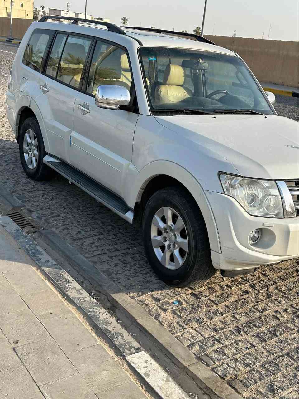 سيارة باجيرو وكالة الحبتور موديل 2014 لون لؤلؤي صدفي مكفوله من الصبغ والضربة وكل شي حتى الدعاميات مكفولات سونار مرفق بالصور مكينه 3500 فتحه بالسقف كشنات كهربائية تبريد ثلاث قطع تحكم ستيرن ثلاث جهات شاشه السياره باسمي رقم بصره انگليزي مميز مكان السياره البصره 
السعر المطلوب 185 ورقه او كراوس بلاندكروز وانطي فرق 
*********** البصرة, العراق
