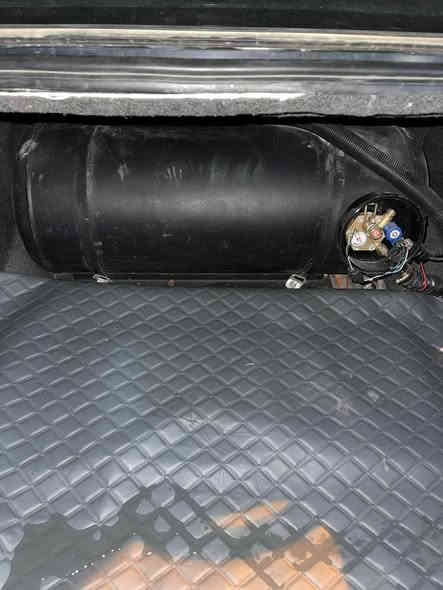 السلام عليكم جارجر مؤيه فول مواصفات 
2013 فول مواصفات رقم بغداد الجديد
محرك 5700
سلايد 
دخول ذكي بصمه 
حساسات 
رادار جانبي وامامي 
مري قلاب 
كلاص تدفئه تبريد 
شاشه كبيره 
كير عصه✈️
تحكم ستيرن 
نضام ميزانيه 
نضام تحديد مسار 
لايت زنون فول 
كير ✈️
محرك ✈️
تبريد ثلج❄️ 
منضومه غاز
سياره ناعمه ونصبتهه تخبل 
وباقي مواصفاتهه معروفه 
السياره حادثهه جاملغ وبنيد امبدل اصلي بدون صبغ 
سعر 139 ماكو هيج سعر بس مستعجل على بيع 
رقم ***********الرقم بي واتس
