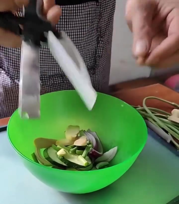 🥕✂️ ودّع تعب التقطيع في المطبخ!

أداة التقطيع المدمجة 3 في 1 تمنحك السرعة والدقة في تحضير الخضار والفواكه خلال ثوانٍ ⏱️

✅ شفرة مموجة لقصات احترافية
✅ نصل مستقيم للتقطيع السريع
✅ مقص مدمج لسهولة أكبر
✅ مقبض مريح للاستخدام اليومي
✅ غطاء حماية للأمان التام
✅ تصميم عملي صغير يناسب كل مطبخ

كل هذا بسعر 15 ألف دينار فقط 🔥

🚚 التوصيل إلى باب البيت

اطلب الآن واستمتع بمطبخ أسرع وأسهل وأكثر ترتيباً ✨

#عروض_العراق
#تسوق_اونلاين
#ادوات_مطبخ
#عروض_مميزة
#توصيل_لكافة_المحافظات
#مستلزمات_المنزل
#تخفيضات
#عروض_اليوم


**إذا كنت صاحب هذا الإعلان وتريد حذفه لأي سبب، رجاءا أرسل رسالة إلى الدعم الفني**