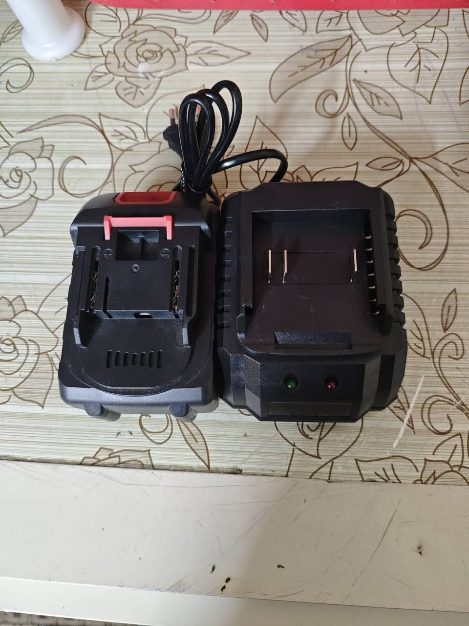 شاحنه وبطاريه جدد السعر 50
‪0771 906 1908‬‏
