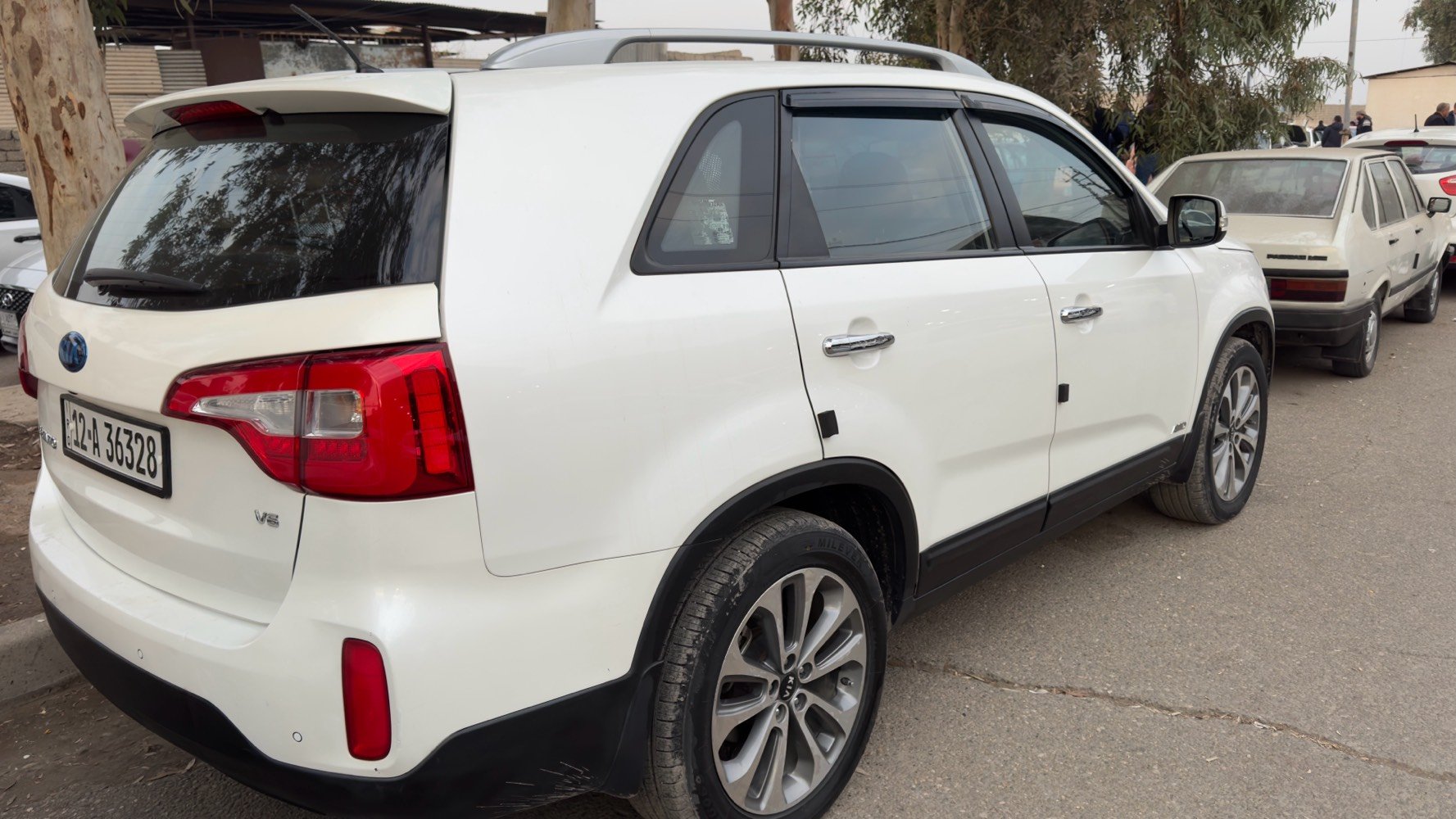 

سيارة كيا سورينتو V6 للبيع، لون أبيض وحالة ممتازة. التصميم الداخلي واسع ومريح، مع مقاعد جلدية بنية فاخرة. السيارة مزودة بنظام دفع رباعي مما يجعلها مثالية للعائلة والرحلات الطويلة.