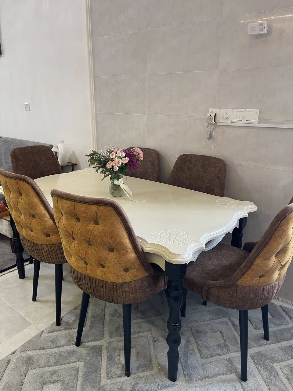ميز طعام مع 6 مقاعد
السعر 250 وبي مجال 
فقط واتس اب ***********
