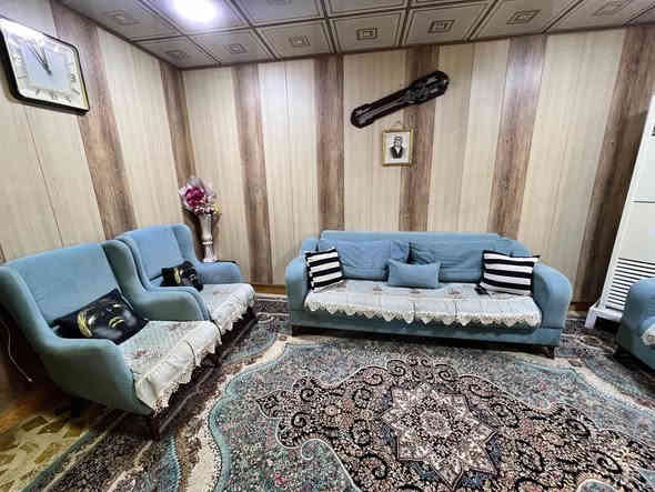 تخمين للبيع. كل واحد يحتوي عله قنفتين واثنين كراسي الواحد عله ١٧٥وبي مجال بس  التخم السمائي رجله مكسوره العنوان كربلاء الملحق قرب سوق الحبوبي القديم ***********
الواحد. 10. مقاعد
