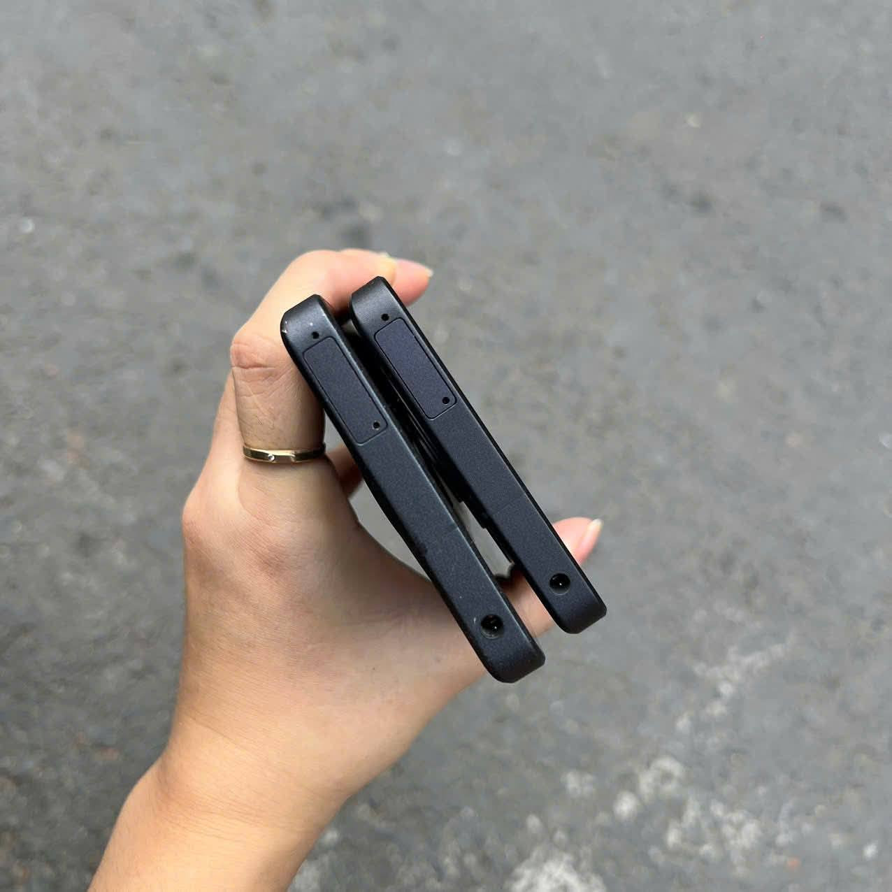 ⚡️ عرض القنبلة: Sharp Aquos R8 Pro - الياباني العملاق ⚡️
لعشاق النظافة والأداء الخرافي، وصل الوحش الياباني Sharp R8 Pro (قطعتين فقط). الجهاز مو بس قوي، هذا سينما وكاميرا احترافية بجيبك!
✅ حالة الأجهزة:
جديد زيرو: الأجهزة جديدة تماماً (New Condition).
غير مستعمل: الجهاز ما داخل بي سيم كارت ولا مشتغل.
ما مگتف: (بمعنى الجهاز مفتوح رسمياً ويشتغل على كل الشبكات بكل سلاسة).
🚀 ليش تختار Sharp R8 Pro؟
الكاميرا: مستشعر ضخم 1 إنش بالتعاون مع Leica (عدسات لايكا العالمية) لصور خرافية حتى بالإضاءة الضعيفة.
الشاشة: شاشة Pro IGZO OLED بمعدل تحديث مرعب 240Hz وسطوع يصل لـ 2000 nits.
المعالج: التنين Snapdragon 8 Gen 2 – تشغل أقوى الألعاب (ببجي 90 فريم وأكثر) بدون لاك.
الذاكرة: رام 12GB وتخزين 256GB (أسرع نوع UFS 4.0).
البطارية: 5000 mAh وتدعم الشحن اللاسلكي.
💰 السعر والمكان:
السعر للقطعة الواحدة: 350 دولار نهائي (قفل).
العدد المتوفر: قطعتين فقط.
⚠️ ملاحظة: الأجهزة لقطة ومستحيل تلكاها بهذا السعر وهي بوضع "الزيرو".
للحجز والاستفسار:
[***********] 📞
أو مراسلة الخاص 📩
