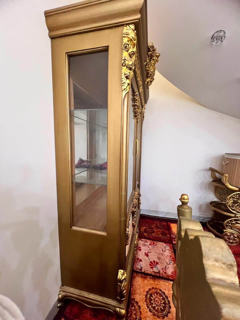 نيش كلاسيكي فاخر بتصميم ملكي، خشب مع واجهات زجاجية وزخارف ذهبية، مناسب للمجالس والصالات الفخم
السعر 200 الف***********
