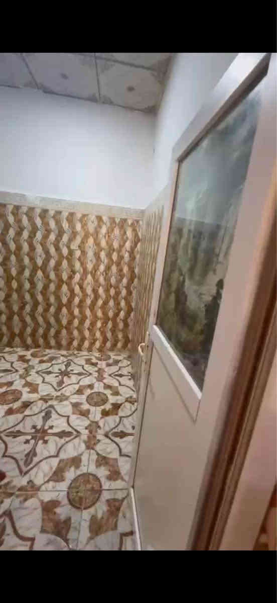 شقه ارضيه غرفه وصاله ومطبخ وحمام مشترك 
العنوان التنومه شارع 49 قرب مطعم فلافل لبنان 
يوجد فديو توضيحي للشقه
للاستفسار 
*********** البصرة, العراق
