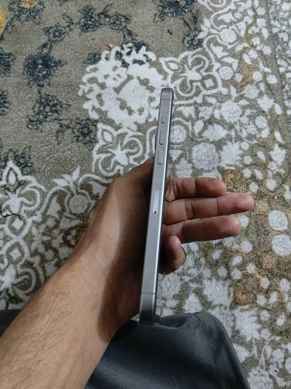 سلام عليكم ايفون 15 برو ماكس شرق اوسط تليفون جديد ما مفتح ولا دخل تصليح وتر ذاكرته 256وبطاريه 84 كارتونه والكيبل ويا  وسعره مليون وميه وبي مجال بكاني بغداد الحسينيه مال راشديه وهاذه رقمي ***********بي واتساب وموجود مسنحر
