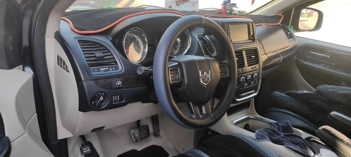 السلام عليكم دوج كرفان 14 فول مواصفات 
مكفوله من الضربه كير مكينه كفاله جام كهرباء كشن السايق كهرباء ابواب كهرباء جنطه كهرباء تخم تاير جديد حداديه جديده منضومه ماء جديده حماوه طبيعيه صيف شتاء لايت ناصي زنون عالي اصفر كشنات بلع تحكم ستيرن جهتين السعر 150 وبيها مجال  رقم بصره مكاني بصره ***********
