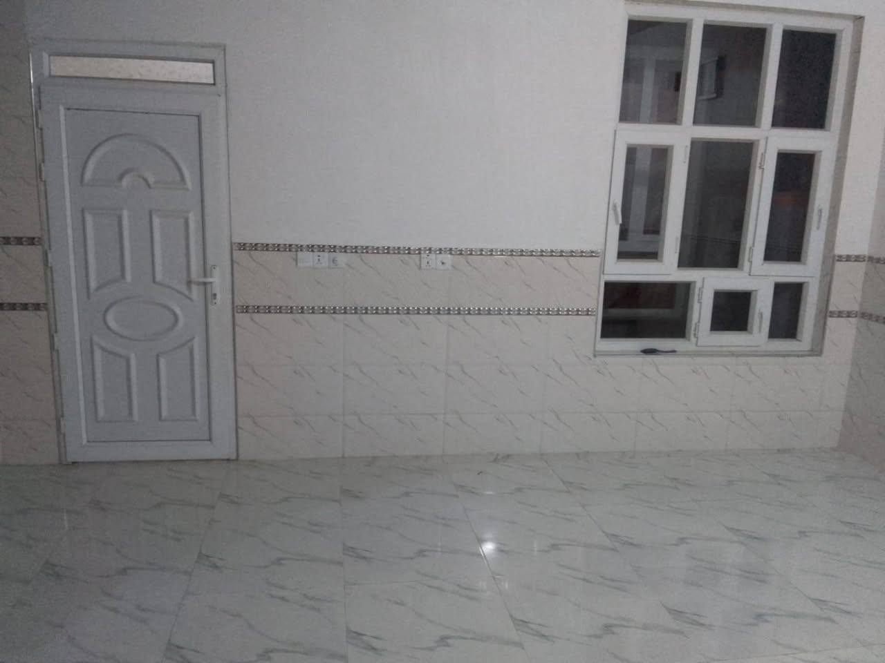 للبيع دار سكن قاطين 300م الموقع المرور الفرع قبل المضيف القاط الاول يتكون من /غرفتين نوم/استقبال/مطبخ/صاله/صحيات/حديقه//القاط الثاني نفس الاول بس لبخ الخارج فقط(//السعر 160مليون بي مجال لاستفسار على الرقم *********** مكتب عقار ابو حسن مقابل البنزين خانه المعارض
