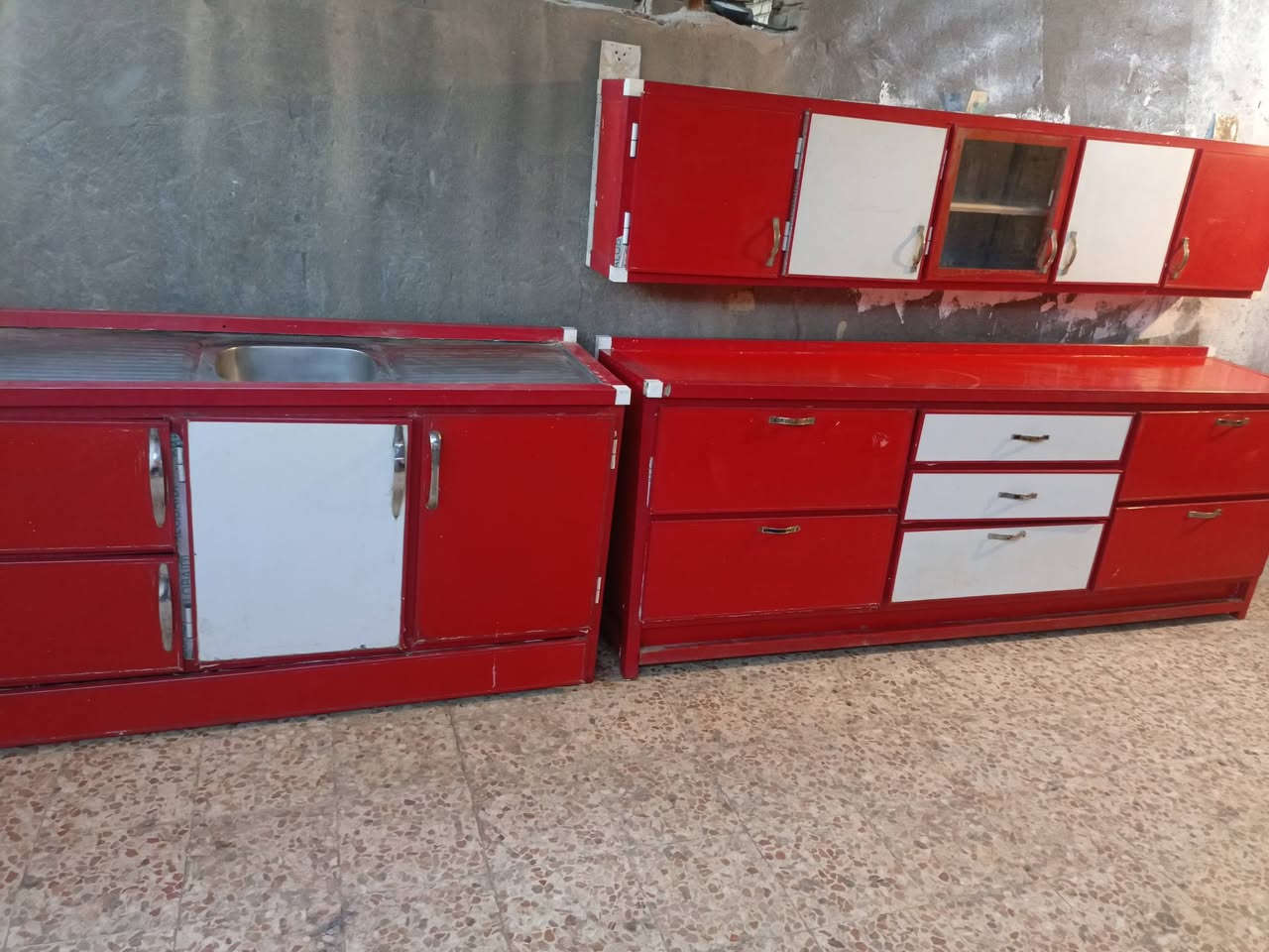 كاونتر مع سنك 3 قطع كامل تزكام درجة اولى نضيف كلش ما بي اي ضرر قياس الكاونتر (مترتين ونص) والسنك (متر ونص) الاتصال بلرقم واتساب موجود 
***********
