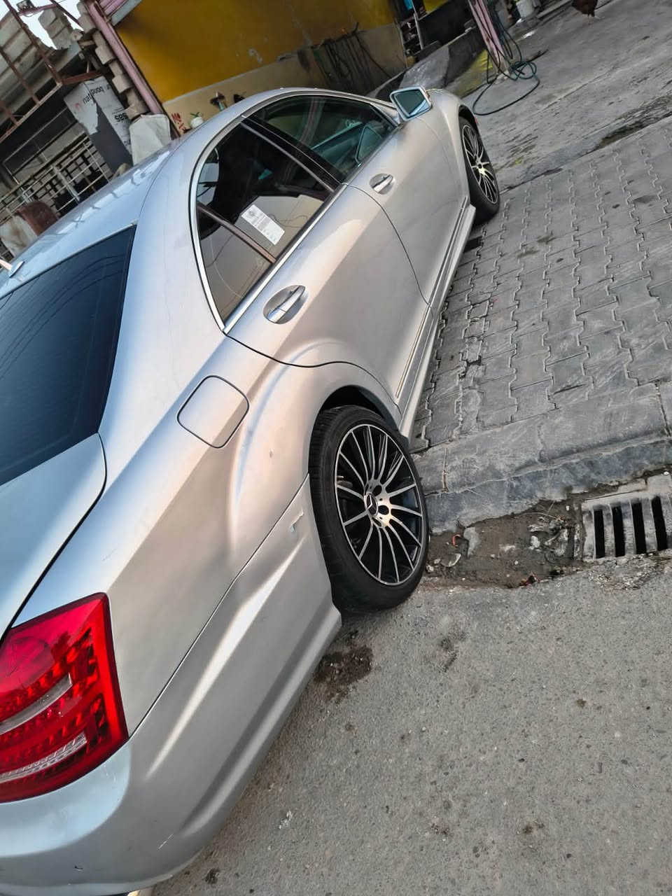 السلام عليكم مارسيدس s350 AMG  موديل 2008 محدثه2013 بجم فقط
6 سلندر بانزين فول مواصفات الاخير جوبلسات
ببيان شفط 
بيها قطعتين فقط
 البيع او للمراوس 
***********
