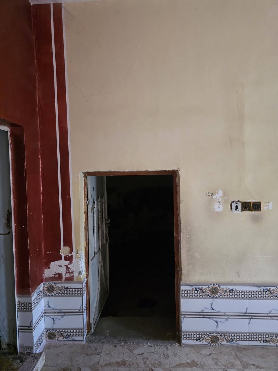 السلام عليكم للبيع دار سكن قرب الفضليه خلف مشتل فدك علئ الشارع العام طريق ناصريه سوق موقع مميز بناء نصف قديم نصف جديد ينباع بسعر قطعه  مساحه180م زراعي سعر مناسب جداا 30 مليون ستفسار ***********
