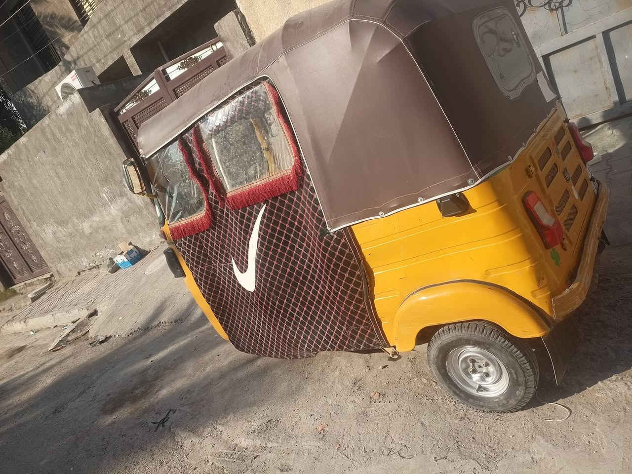 السلام وعليكم تكتك موديل 
18 شهر 12 يمكن 
بسمي بغداد الحسينيه بيها محرك 
جديد مكفول قمجيات كلج وكير شركه
تخم بنزات وبريك ولقم كله جديد 
ادامه كامله اليوم سويتها 
حته بوربرينات جاهزه مرقمه نكليزي 
بسمي داخله هزه بعد سنه ماتدخل هزه 
بيها خياسات معمره دوسه الاماميه معمره 
الدوسه لوره بلادي ضفيره جديده بيها شخوط 
وبيها صبغ مكانات تجي وتكلب وتشوف 
السعر. 4700 الف رجائ الموشراي لا يراسل 
رقمي *********** ماعامل عل سعرها بل مخابره تجي وتكلب.  اكرر بغداد الحسينيه
