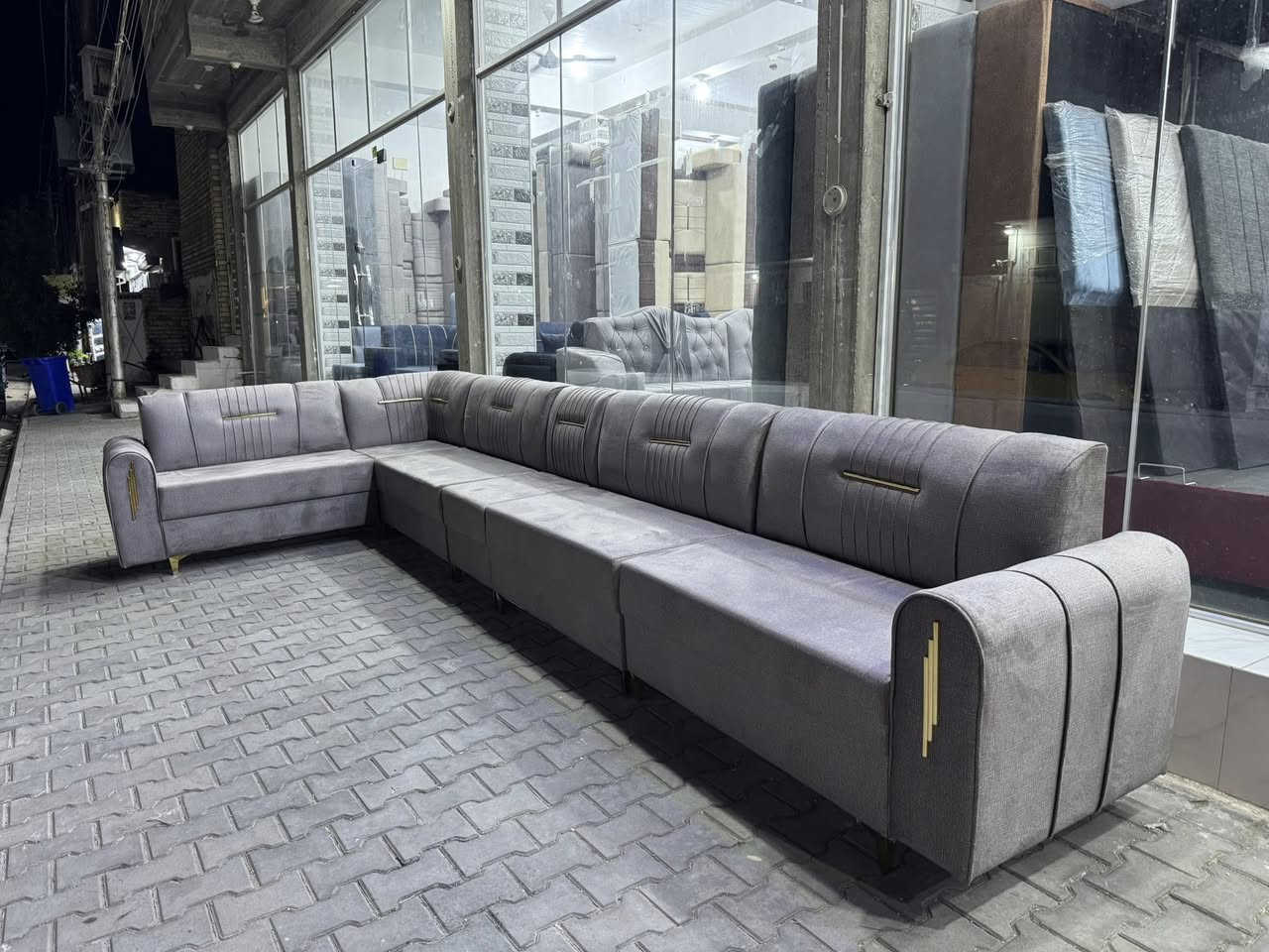 يالله اللهم صلي ع محمد وال محمد 
ديوان مقعد بلوك اسود  اسفنج ١٠ مميز اول سعره ٤٧٥ 
٦قطع ٧ متر 
متوفر اكثر من موديل متوفر ايضا للمساحه الكبيره يوجد٢٠نفر
العنوان كوت زين القوس شارع مله قرب فرن رحمه 
للستفسار ع رقم *********** واتساب اتصال
