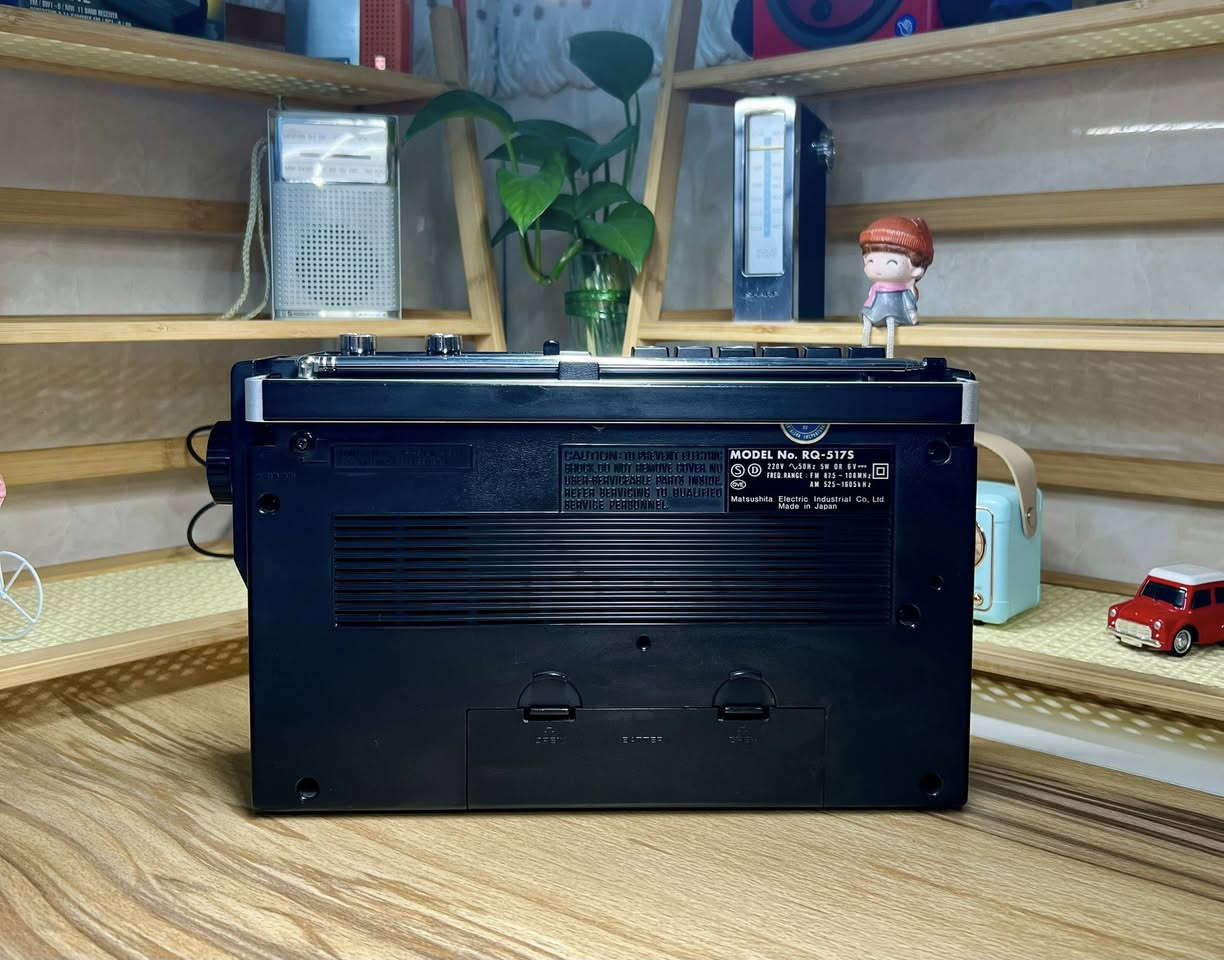 بعد اذن الآدمن
عندما تتكلم اليابان قطعة من زمن الجودة
National Panasonic RQ-517S
شاهد صادق على عصرٍ كانت فيه الصناعة تُبنى على الإتقان لا على الاستهلاك تحفة كلاسيكية من إرث الصوت الياباني تصميم متوازن حضور هادئ و هوية لا تخطئها عين الهاوي الحقيقي
هذا جهاز :
- من يبحث عن النوستالجيا الصافية
- من يُقدّر قيمة الزمن الجميل
- ومن يعرف أن بعض الأشياء لا تُقتنى بل تُحترم
- صناعة يابانية ١٩٧٥
- موجتين راديو Am-Fm 
-يعمل على الكهرباء المباشر او بطاريات عدد ٤ حجم كبير او محولة خارجية ٦ فولت
لمن يعرف قيمة ما يقتني
للحجز مراسلة الصفحة او مراسلة واتساب على الرقم ***********
#الجميع
#راديوات_انتيكة
#راديو_قديم
#راديو_نادر
#تحف_وانتيكات
#انتيكات
‏#VintageRadio
‏#AntiqueRadio
#هواة_التحف
#بيع_وشراء
#العراق
