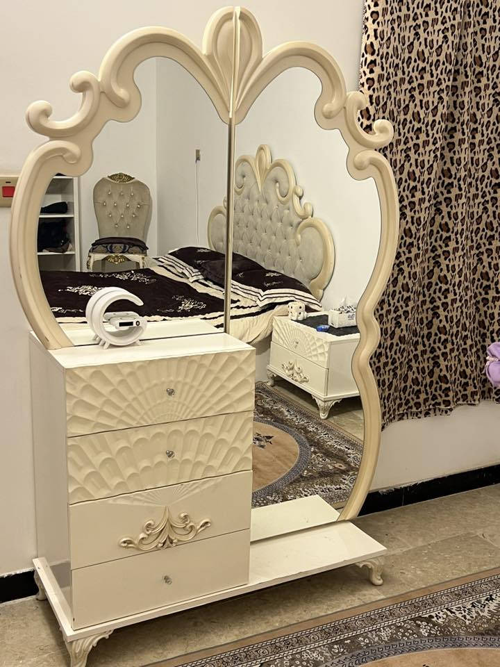 غرفة نوم للبيع نضيفه  سعر ٤٠٠ وبيها مجال مكان سيديه. للاستفسار. ***********
