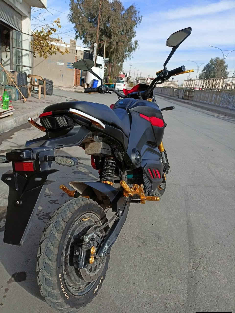 للبيع دراجه قفاز شحن 
فول مواصفات موديل 2026 
 1800 ماشي باتريات جديد 
6 باتري نوع صيني 
بريكات هويدلوليك 
صبغ جمالي 
قطره عيب مابي 
 نضافة كدامكم 
سعر 850 بي مجال بسيط مال جيه

مكاني كركوك شارع تسعين 
رقم ***********
