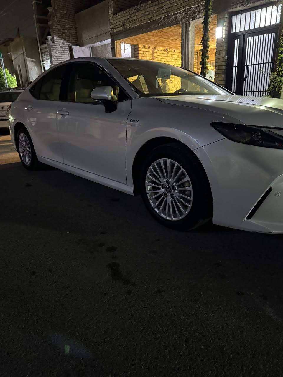 السلام عليكم 
كامري 2025 وكالة عبد الطيف جميل 
مواصفات السيارة 
1/حساسات امامي خلف 
2/تحكم ستيرن
3/تحديد سرعه 
4/سلايت روف 
5/كشنات مخمل +مدوشمة جلد 
6/مري شفط 
7/وثلاث انظمة قياده /ايكو/سبورت/نورمال
8/محرك 2500هايبرد
9/السياره ماشيه 8000
مكاني بغداد 
والاستفسار على الرقم ***********
