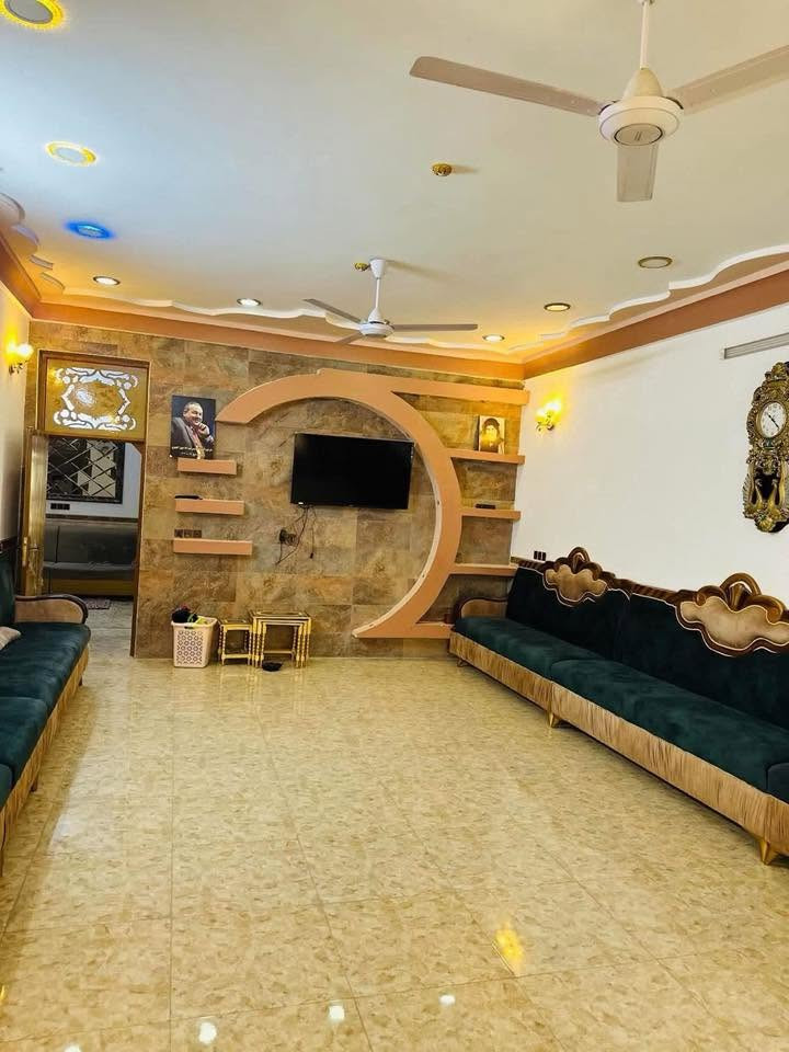 السلام عليكم (بيت للبيع مساحه البناء 350 متر  طابو سند 25 وطارمه كبيره وكراج كبير للسياره بناء حديث 2020 صب كونكريت درجه اولى يحتوي على مطبخ وصاله و3غرف نوم واستقبال وصحيات خارجيه وداخليه وبيتونه كبيره 

(ملاحظه)
 
البيت وياه مشتمل صغير يحتوي على مطبخ وصاله وغرفه وصحيات )
اضافه الى دونم   ارض زراعيه  
المكان بابل القاسم (ع) 
 شارع الطابو  قريب على مدرسه الشهيد المنتضر 
للاستفسار ***********
