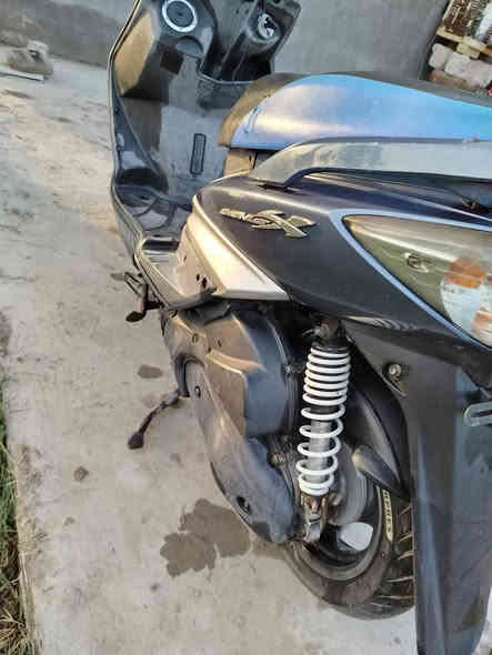 السلام عليكم 
للبيع فقط بدون مراوس. 
سكنز فحل نوزل خطين بلاديه وشغاله من الطول للطول برغي تجاري مابيها مختمه ختم واحد ويه المكينه الدراجه خرسه مينسمع الها صوت شغاله نكره بكل وقت تجي وتفحص وين متريد الدراجه ماشيه 17 ألف بعدها بالجيس سعر الدراجه 800 وبيها مجال قليل حك الجيه مو شراي اعبر المنشور مكاني مسيب للاستفسار خاص او الاتصال***********
