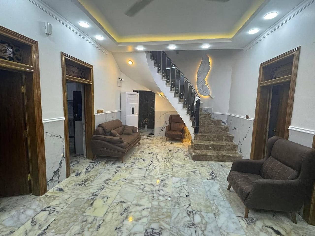 بيت ملك صرف للبيع 
المساحة 300 متر كونكريت 
يقع ع متنزه  الواجه 15 والنزال 20 
حي الزهراء الاولى  قرب فلكة نجاح 
يتكون من 
3 غرف نوم 
2 صالة 
مطبخ حار ومطبخ بارد 
مضيف طوله 12*4 
كراج سيارة  صحيات داخلية وخارجية 
بناء حديث  
منطقة كاملة الخدمات  ماء ومجاري وتبليط 
للاستفسار اكثر  
الاتصال  ع الارقام التالية 
*********** 
***********
