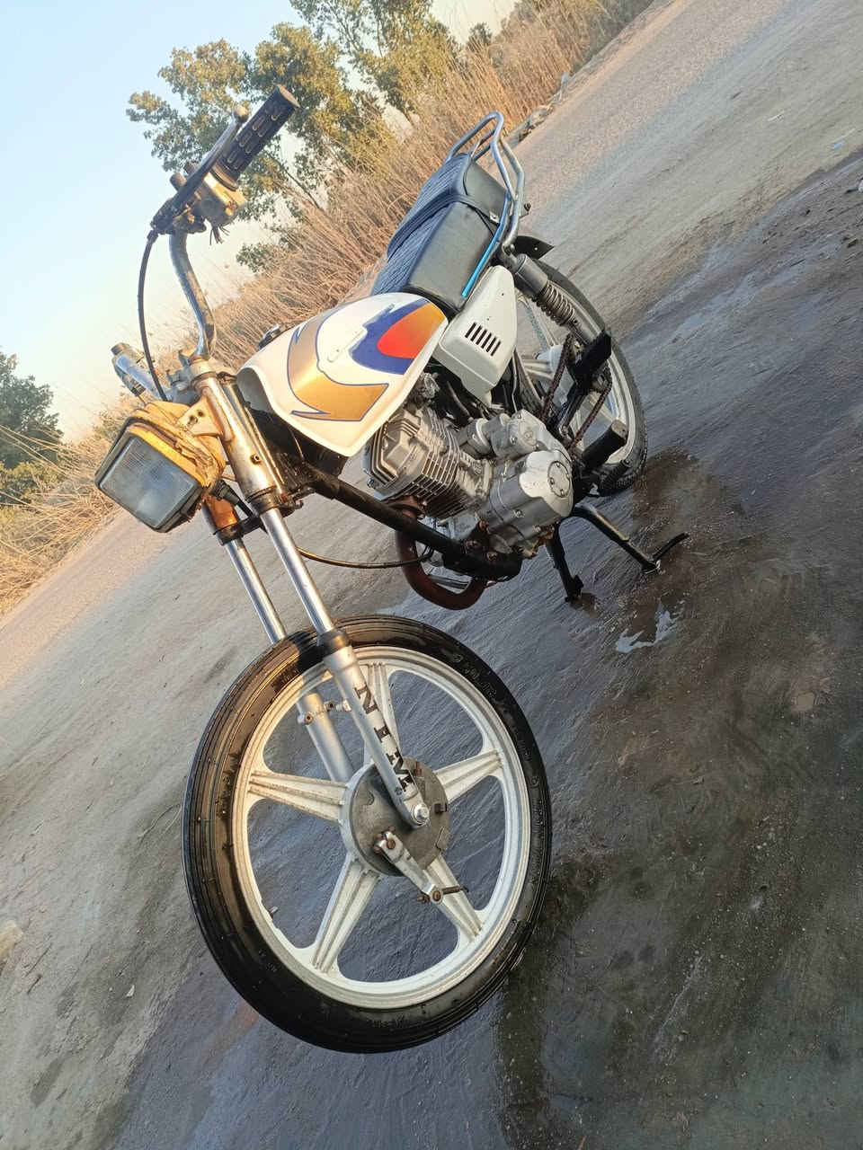 السلام عليكم دراجه للبيع  بارت صيني سلف دراجه نضيفة وحلوة مكينة خرسة ادوات ادوات مكانها  البصره الهارثه نفس لي بصورة سعرهة 400 وبيها مجال وهذا رقمي ***********👈***********
