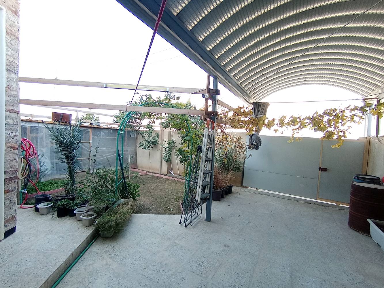 دار للبيع مع الأثاث في مجمع السلام السكني في كربلاء المقدسة قرب مستشفى التركي. ٢٠٠ متر طابقين ٣ غرف نوم و ٦ مجاميع صحية اجلكم الله 