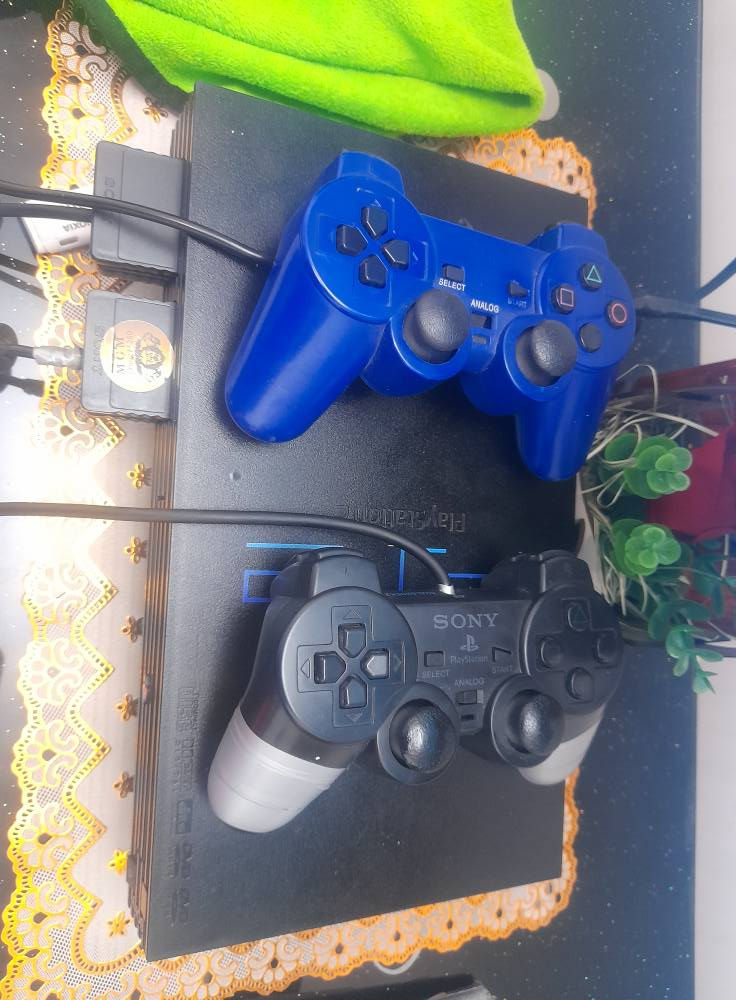 السلام عليكم ورحمة الله
مــتاح سوني بلي 2 للبــيع

ويا رامين كلواحد 30 لعبه يعني 60 كلهن
ويا يدات 2 شغالات ثنينهن
سعر 40 قفل

مكاني الشط منطقة الطابي 

***********
