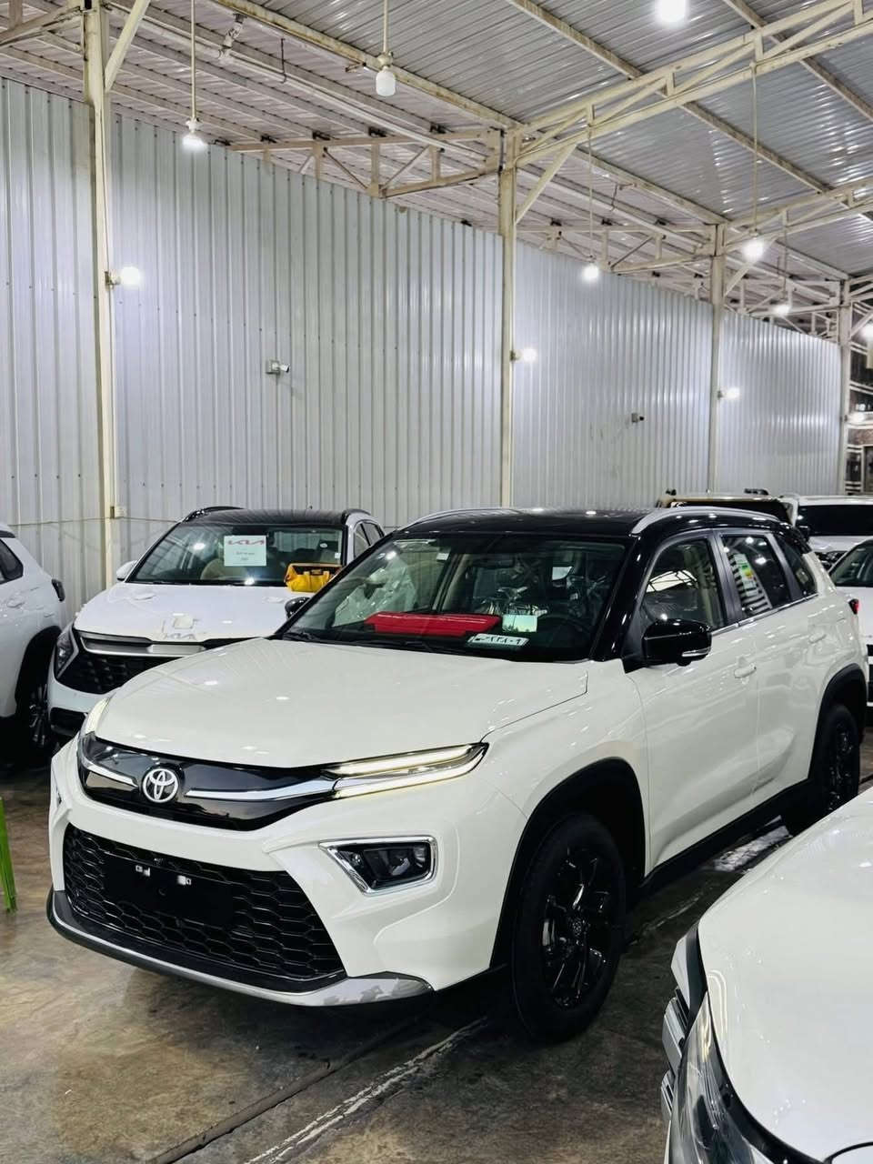 {.♥️🔥مجموعه الملك لتجاره السيارات .🔥♥️.}.    

نقدم لكم افضل العروض المناسبه للزبائن الكرام 

 ✅🔥الاسعار راح تكون نار وتدلال ادللو حبايبنه 🔥✅

        🔥 تويوتا يوربان كروس 2026 فل كامل 🔥
🚗 فئة 1/1 — أعلى مواصفات ام الكامرات 5️⃣

✨ سيارة عائلية اقتصادية بتصميم عصري وفاخرة ✨

🔥✅السياره ضمان 2 سنه و 40.000 كيلو متر   ✅🔥
                     و 8 تبديلات دهن مجانيه 
━━━━━━━━━━━━━━━━━━━
⚙️ المحرك والأداء
• محرك 1.5 لتر Mild Hybrid
• قوة 104 حصان
• ناقل حركة أوتوماتيك 6 سرعات
• نظام دفع أمامي FWD
• صرفية وقود ممتازة داخل المدينة

━━━━━━━━━━━━━━━━━━━
✨ المواصفات الخارجية
• مصابيح LED أمامية مع DRL
• جنوط ألمنيوم 17 إنچ
• سقف بانوراما مزدوج
• مرايا كهربائية قابلة للطي مع إشارات
• كاميرا خلفية + حساسات
• سبويلر خلفي وقضبان سقف

━━━━━━━━━━━━━━━━━━━
🛋️ المواصفات الداخلية
• مقاعد جلد فاخر
• شاشة 9 إنچ + Apple CarPlay & Android Auto
• شاشة عدادات رقمية + Head-Up Display
• شاحن لاسلكي للموبايل
• إضاءة داخلية محيطية (Ambient)
• مكيف أوتوماتيك مزدوج
• نظام صوتي 6 سماعات

━━━━━━━━━━━━━━━━━━━
🛡️ الأمان والسلامة
• وسائد هوائية متعددة
• نظام الثبات الإلكتروني VSC
• ABS مانع انغلاق المكابح
• نظام المساعدة على صعود المرتفعات
• كاميرات 360°
• نظام مراقبة ضغط الإطارات

━━━━━━━━━━━━━━━━━━━
🎯 أبرز المميزات
✔️ اقتصادية بالوقود
✔️ حجم مثالي للمدينة
✔️ تجهيزات فل كامل
✔️ اعتمادية تويوتا المعروفة

━━━━━━━━━━━━━━━━━━━
📍 العنوان: بغداد الكريعات نهاية شارع المعارض

📞 للاستفسار الاتصال على الأرقام:

☎️0772 821 1475

☎️0772 816 0899

