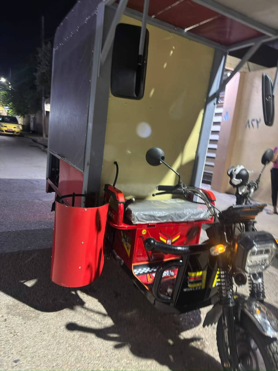 السلام عليكم
للبيع ستوته فوت تراك  food trak
شحن موديل 2024
حجم الوسط اسم ماركتها KOREA_MR
شاحنه اصليه مع حمايه
الشحنه اتمشي 15كلو متر هيا تمشي للشحنه الوحده أكثر بس بيها اعتقد بطاريه وحده واكفه
  تحتوي ع شوايه كص 4بلنر مع شيش مع سكاكين عدد٢ مع مواعين ٣موديلات وكل موديل ٦قطع كلو موضح بالصور مع طباخات عدد ٢للفنكر والزنكر مع مخزن أسفل داخلي ومخزن علوي ومخزن تحت المقعد مع مكان للقنينه وتأسيسها كلها شغاله بس تسوق وتسترزق مع اناره داخليه لدات تكدر اتخلى بطاريه وتشغلها
مكانها الموصل الأيسر
الشراري يتصل ع ***********
