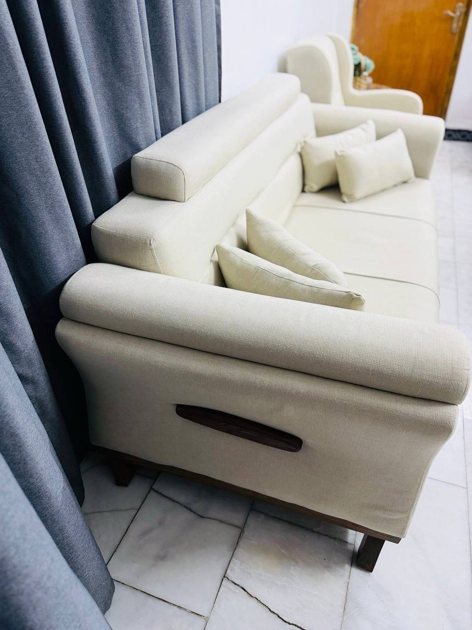 تخم تركي 4 قطع 2 كراسي و2 قنفات(8مقاعد) الخشب زان والقماش كتان 
العنوان:قرب مدخل العاب الكرخ الثانية(العاب السيدية)
نظيف كلش الضرر مالته فقط خسف بالنص مال قنفات بالاسفنج صاير من اثر الكعدة يعني الخسف مو بالخشب