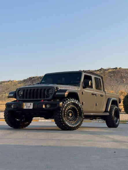 ‎جيب جلاديتور Robicon 2021
‎سيارة جديدة جداً ماشية 38 الف فقط 
‎  ‎المواصفات :
‎ا‎* نسخة موهافي .
‎ا‎* دفع رباعي 4x4 بنظام روك تراك .
‎ا‎* منظومة تعليق خاصة بالطرق الوعرة ارتفاع 2 أنج مع ممتصات للصدمات (دبلات) من نوع فوكس (FOX) .
‎غ‎* درع كامل اسفل وجوانب السيارة للحماية .
‎ا‎ ويل للطرق الوعرة اسود نصف لماع قياس 18 انج نسخة خاصة بالاصدار الأول .
‎ا‎* اطارات قياس 35 أنچ . 
‎  مقاعد بخطوط احمر .
‎* دشبول مع الستيرن مغلف بالجلد مع خطوط احمر نسخة خاصة بالاصدار
‎* تدفئة للمقاعد الأمامية . 
‎* مساحة تخزين اضافية تحت المقاعد الخلفية .
‎* محدد سرعة . 
‎* تلفون بلوتوث . 
‎* شاشه كبيرة مع نضام ملاحة نفكيشن GPS .
‎* سستم صوت الپاين مع 9 سماعات پريميوم .
‎* كاميرا خلفية مع امكانية التقريب (زوم) .
‎* حساسات خلفية .
‎*نظام (Auto Break System) مانع تصادم خلفي .
‎* مرايا متحسسة للاضاءة العالية .
‎* تشغيل عن بعد .
‎* دخول ذكي (بصمة) .
‎* لايت مع بلوجكتر زنون .
‎* بك لايت مع سكن لايت LED .
*‎سقف كشف .
‎* ابواب قابلة للازالة .
‎* زجاج امامي قابل للطي .
‎* غطاء للصندوق الخلفي قابل للطي .
‎* عزل كامل للصندوق والباب الخلفي مقاوم للخدوش .
‎* إضاءة داخل الصندوق الخلفي . 
‎* ماخذ للتيار الكهربائي 220 ڤولت .
‎* منظومة كاملة للقطر (السحب) . 
‎* نظام (Auto Start System) التشغيل والاطفاء 
الاوتوماتيكي للتوفير في صرف* 
*سياره كامل بي بي اف*
كتاب جام اسود*
‎ا‎المحرك : V6.  3.0 eco disel ***********. سعر ٣٦٥
