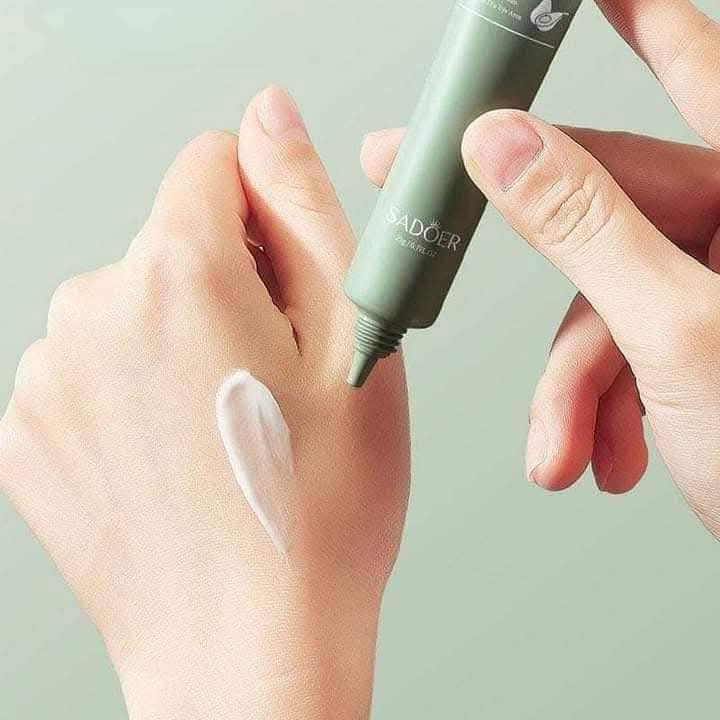 كريم مغذي للعين بالأفوكادو العضوي🥑🥑
SADŎER 

كريم العين بالأفوكادو هو وسيلة رائعة لترطيب البشرة حول العينين وتقليل ظهور التجاعيد و الخطوط الدقيقة والهالات السوداء. يتكون من مستخلص الأفوكادو الذي يتميز بخصائص مرطبة ومغذية. 
يساعد الكريم أيضًا على حماية الجلد حول العينين من الأضرار الناجمة عن الأشعة فوق البنفسجية
ملمس ناعم وخفيف ويمتص بشكل خفيف ويرطب ويترك البشرة حول العينين ناعمة وحساسة ويجعل البشرة حول العينين مشرقة وناعمة وشبابية
طريقة الاستخدام: بعد التنظيف  ضعي كمية مناسبة على البشرة حول العينين ودلكي حتى يتم امتصاصها.
حجم 20g
السعر: {5 ألاف } فقط 🤩
📦 توصيل بسمايا مجاني توصيل بغداد و المحافظات 5 الاف 
💳 الدفع عند الاستلام أو عبر الماستر كارد والزين كاش


**إذا كنت صاحب هذا الإعلان وتريد حذفه لأي سبب، رجاءا أرسل رسالة إلى الدعم الفني**