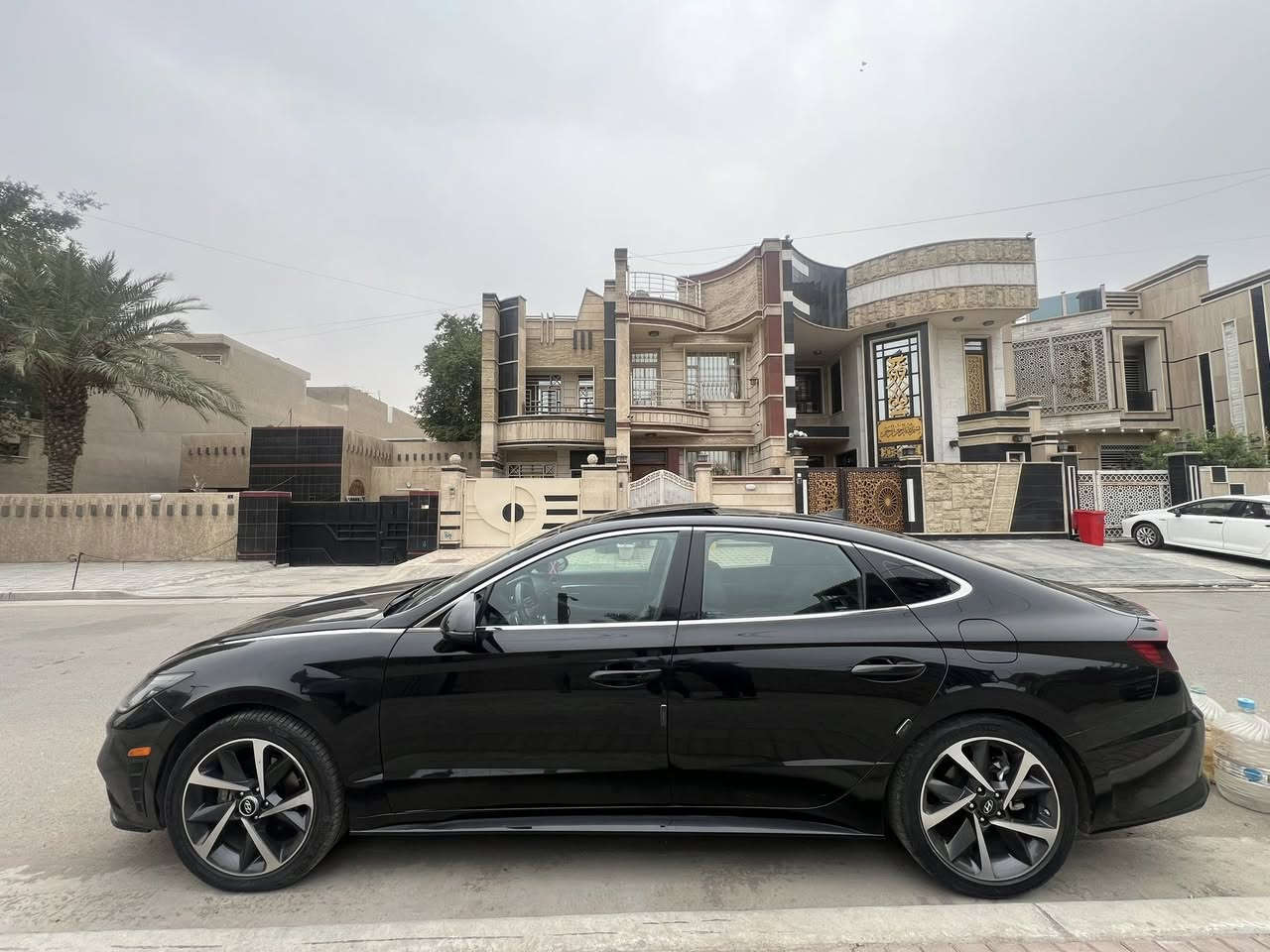 السلام عليكم
سوناتا 2022 فول مواصفات 1/1 
بنوراما 
بصمه 
دخول ذكي 
مكينه 1.6t
سماعات bosses 
حادثها جاملغ وباب 
سيارة كلش نظفيه لاشخوط ولا زلوغ صافيه
ماشيه 38 الف كيلو
رايدها 173 وبيه مجال 
***********7
