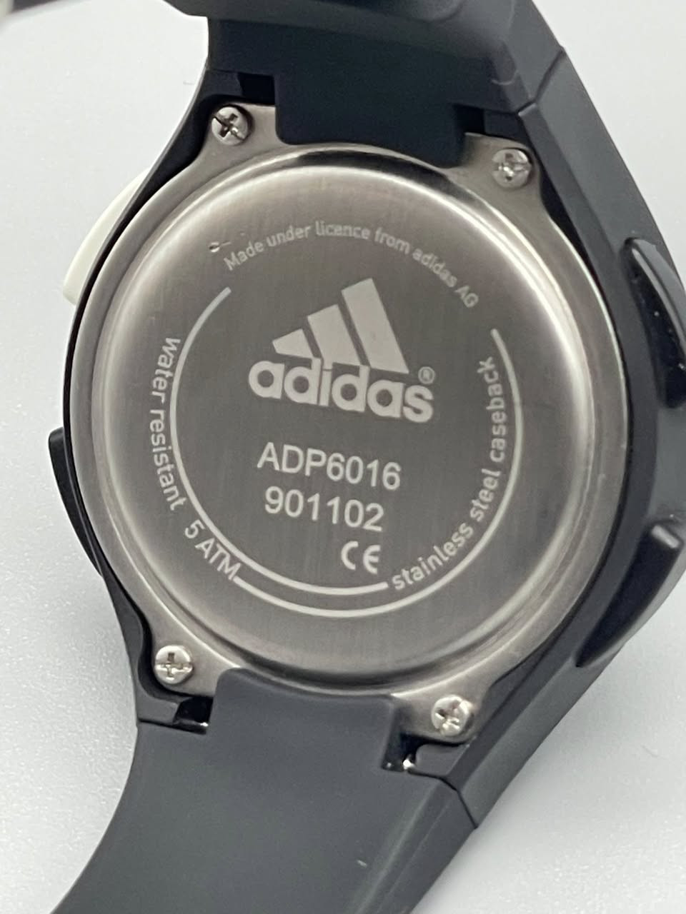 ساعه Adidas Performance اورجينال نضافة 100‎%‎

كرونوغراف

قطر الهيكل 38 ملم 

مقاومة للماء حتى عمق 50 مترًا

شاشة رقمية رمادية محمية بزجاج أكريليك مقاوم للخدوش الخفيفة، وتدعم الإضاءة الخلفية لرؤية واضحة في الظلام 
الهيكل مصنوع من مادة البولي كربونات باللون الأسود المطفي
سوار مدمج من السيليكون المرن باللون الأسود، يزينه شعار الخطوط الثلاثة الكلاسيكية باللون الأبيض.

———————————————-

يوجد توصيل 🚚 ( بغداد - محافظات العراق )

☎️رقم الهاتف : ***********

للحجز - دايركت
