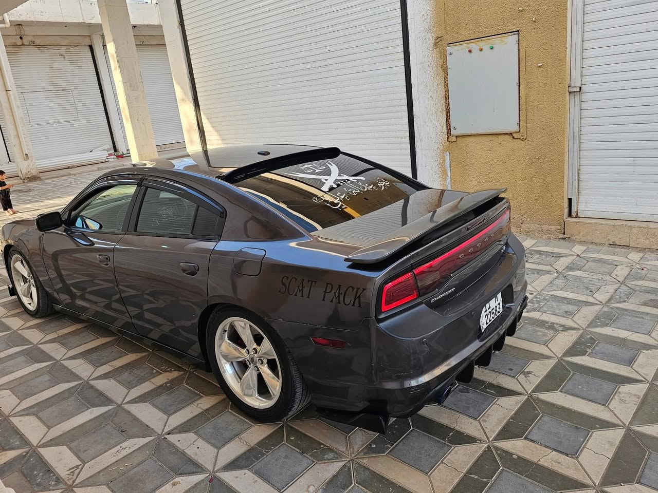 السلام عليكم شباب 
*جارجر ٢٠١٤  هيمي 5700 فول عدا الفتحه 
*شباب السياره نضيفه وجديدة حيل 
*ويل كروم 
*حدادة ١٠٠٪؜ توني نافضها من الدعاميه للدعاميه 
مكينة جديدة توني شاد بالجيس عليها شلعه تشلع التبليط ثاني تبديلة دهن الها 
شباب سيارة اكفلك مكينه كير حدادة كهربائيات وضربه قويه 
*كشنات تدفئة
*شاشه srt 
السيارة بيها صبغ اربع قطع بدون معجون اثر جراد والتقرير موجود عندي 
*حادث السيارة جاملغ  السايق  
السيارة حلوة وناصبة وما تصرف عليها ربع دينار 
مكان السيارة البصرة الجبيلة 
موجود اتصال او واتس فقط 
السعر ١٣٨ وبيها مجال قليل للشراي 
***********
