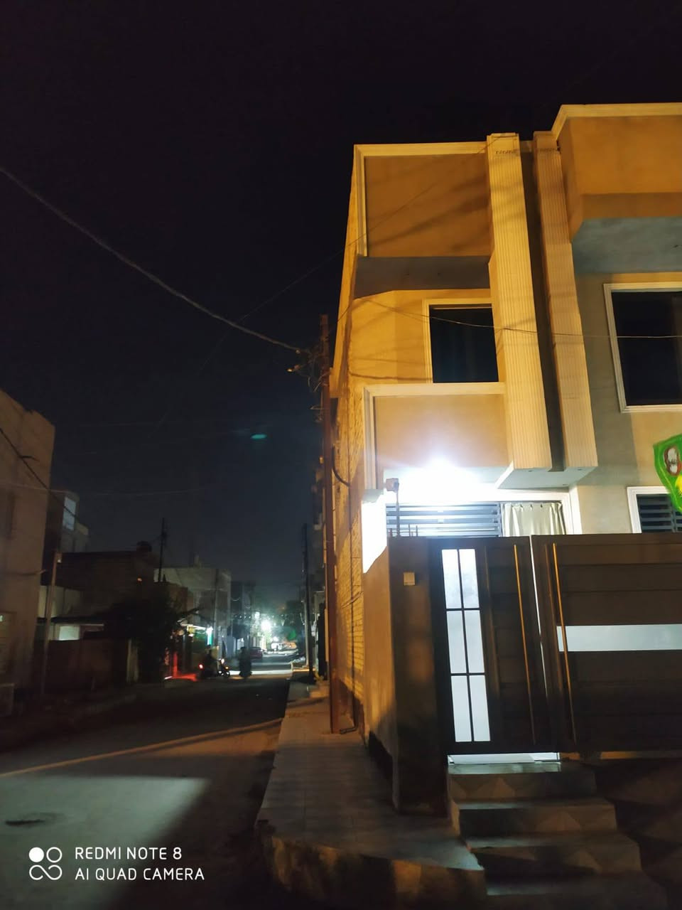 دار للبيع مساحه 139م طابقين يحتوي الطابق الاول على صاله +هول +غرفه نوم+مطبخ+مجمع صيحات 
الطابق الثاني غرفتين نوم+مجمع صيحات +هول 
العنوان:حله حي الشاوي خلف ابو سحر الفات 
يبعد عن الشارع التجاري 100م 
الاستفسار هذا الرقم 
***********
