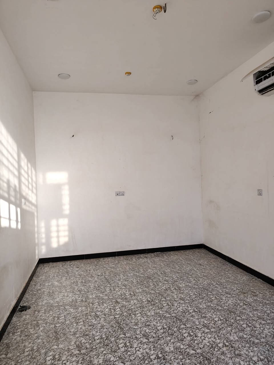 بيت للبيع العنوان مشروع أبو فياض نزلت الكطنيه عل شارع الكطنيه الفرعي تبليط ومي جواك وكهرباء فوكاك 
يبعد عن الشارع العام 300 متر السعر 25 مليون 
***********
