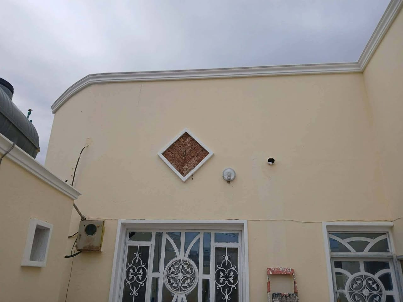 اسلام عليكم
دار للبيع 🏠
حي لأمين شارع التنانير 
ثاني فرع 
يبعد عن الشارع العام ١٠٠ متر 
مساحت البيت400 
حديقه ١٠٠ 
والبناء 300طابو زراعي 
انشمل بل تطويب
متوفر كافت الخدمات ماء مجاري كهرباء مولد
باقي التفاصيل 
اتصال: ***********ابو جعفر
اتصال:***********
مهند
