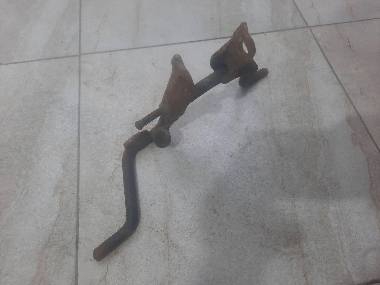 ستانه خطين أصليه نضيفه ترهم عل منغولي و البتره الخطين و البيجي
السعر 25 وبيه مجال

تانكي أصلي السعر 10

رقم التلفون ***********
